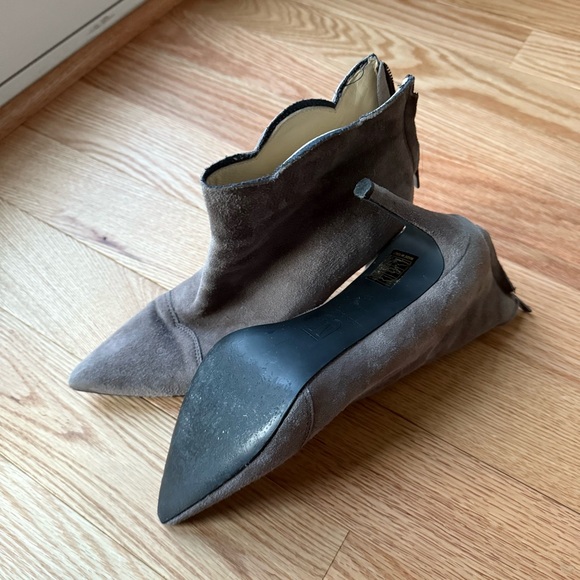 Bruno Magli Alice Scalloped Bootie in Grey Suede Ankle Boots Made in Italy Sz 39 - Picture 3 of 7